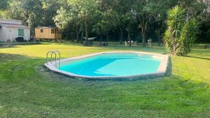 una piscina vacía en el césped en un patio en ROULOTTE NATIRAA, en Tarascon