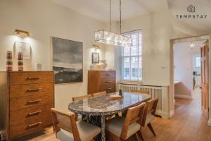 a dining room with a table and chairs at The Long Walk: 3Bed & Garden in Windsor