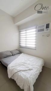 Un pat sau paturi într-o cameră la Vine Residences - One ElevenTwenty