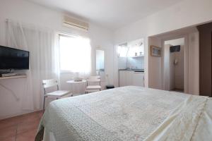 TV a/nebo společenská místnost v ubytování Gil's Guest Rooms