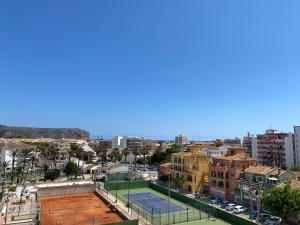 una pista de tenis en medio de una ciudad en Saona Sea - Apartamento con vistas en zona arenal, Jávea, en Jávea