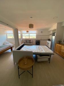 Una habitación grande con una cama y una cocina. en Saona Sea - Apartamento con vistas en zona arenal, Jávea, en Jávea