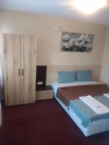 1 dormitorio con 2 camas y armario en Rose & Water Guest house, en Pavel Banya