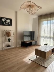 sala de estar con TV y mesa en Appartement port de Vannes en Vannes