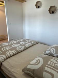 dos camas sentadas una al lado de la otra en un dormitorio en Appartement port de Vannes en Vannes