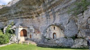 una iglesia construida en el lado de una montaña en HOTEL RURAL LA ENGAÑA en Pedrosa