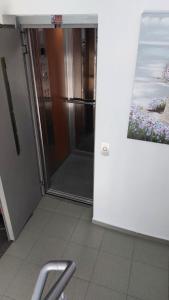 una puerta a una nevera en un edificio en Krai Moreto Guest House, en Ahtopol