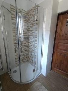 a shower with a glass door in a bathroom at Soukromé pokoje in Havlíčkŭv Brod