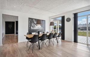 TV a/nebo společenská místnost v ubytování Pet Friendly Home In Nørre Nebel