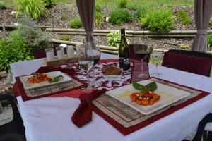 einen Tisch mit zwei Teller mit Speisen und Weingläsern in der Unterkunft Haus Sunshine in Hermagor