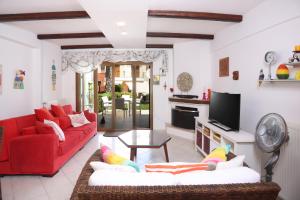 Et opholdsområde på Villa Maravilla - Steps to Beach and Bakalis