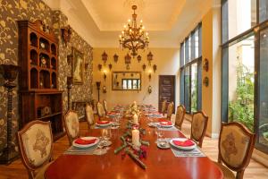una sala da pranzo con un lungo tavolo e sedie di Dalat Edensee Lake Resort & Spa a Da Lat