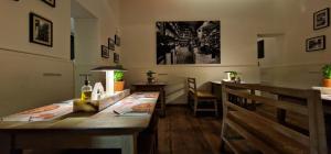 a dining room with a wooden table and a bench at Le Platinium Barachois in Saint-Denis