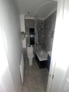 ein Badezimmer mit einem WC, einer Badewanne und einem Waschbecken in der Unterkunft Steps Away from All the Action in Edinburgh