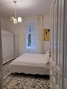 sypialnia z białym łóżkiem i oknem w obiekcie Vintage Villa Magnolia w Puli