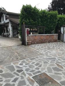 a stone courtyard with a stone wall and a stone floor at "Ai 4 Soli" in Cermenate