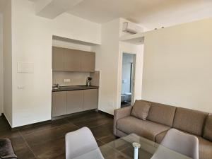 sala de estar con sofá y cocina en Residenza Atena, en Vibo Valentia Marina