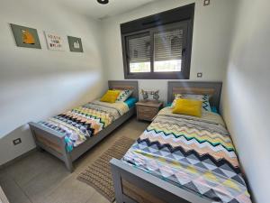 - une chambre avec 2 lits et une fenêtre dans l'établissement Happy Place Apartament, à Arenales del Sol