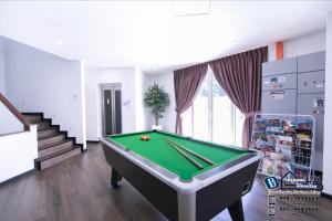 バヤンレパスにあるVilla w/PrivatePool Golf View Snooker BBQ 10BRのリビングルーム(ビリヤード台、階段付)