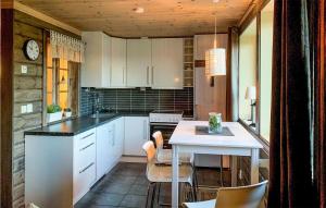Kuchyň nebo kuchyňský kout v ubytování Cozy Apartment In Gol With Wifi