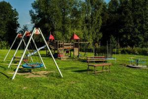 um parque com um parque infantil com um baloiço em Dom Rekolekcyjny CEF Koszalin em Koszalin