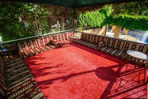un balcone con panche e tappeto rosso di RK MAGİC DREAM HOTEL a Kemer
