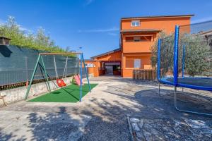 Herní místnost nebo prostor pro děti v ubytování Apartments Danka with Shared Pool