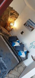 Pokój z sufitem z biało-niebieskimi poduszkami w obiekcie Villa Sarichel w mieście Nikithianós