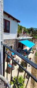 Nikithianós的住宿－Villa Sarichel，阳台设有带游泳池的庭院