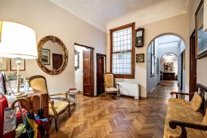 uma sala de estar com uma mesa e cadeiras e um espelho em Soggiorno Campos em Florença