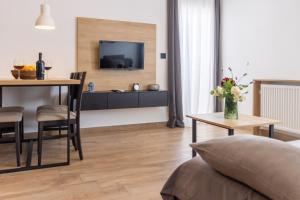 Televízia a/alebo spoločenská miestnosť v ubytovaní Apartments & rooms Stella Adriatica