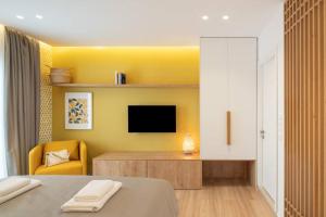 Μια τηλεόραση ή/και κέντρο ψυχαγωγίας στο Citrus Home- Στούντιο με θέα στο κέντρο της πόλης