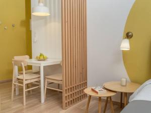 een kamer met een tafel en een tafel en een eetkamer bij Citrus Home- Στούντιο με θέα στο κέντρο της πόλης in Agios Nikolaos