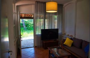 Televízia a/alebo spoločenská miestnosť v ubytovaní Apartments Kokić
