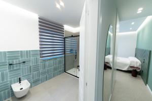 a bathroom with a toilet and a sink at BMC Home in Boscotrecase