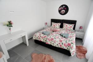 1 dormitorio con cama y escritorio en Commodious house in Rijeka with 5 bedrooms, en Rijeka
