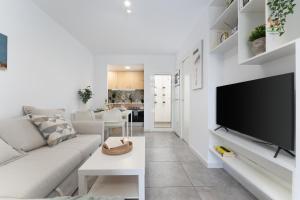 Televízia a/alebo spoločenská miestnosť v ubytovaní Sunnyside Bungalow