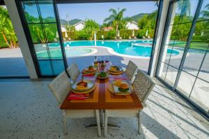 Bazén v ubytování Grand Gocek Hotel nebo v jeho okolí