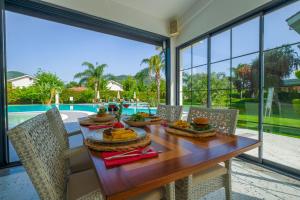 Bazén v ubytování Grand Gocek Hotel nebo v jeho okolí