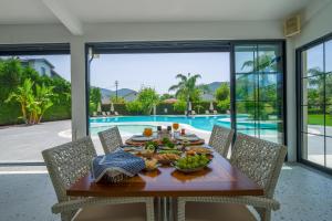 Bazén v ubytování Grand Gocek Hotel nebo v jeho okolí