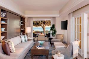 ein Wohnzimmer mit einem Sofa und einem Tisch in der Unterkunft The Ritz-Carlton, Laguna Niguel in Dana Point