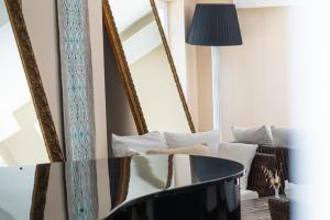 聖特雷莎加盧拉的住宿－克魯西亞酒店，客厅配有桌子和镜子