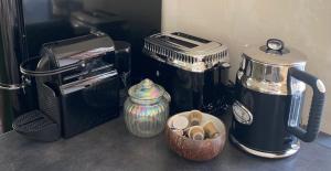 - un comptoir de cuisine avec une cafetière et un mixeur dans l'établissement La MaisonneTTe d'ElodibiZa !, à Moret-sur-Loing