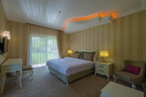 Postel nebo postele na pokoji v ubytování Grand Gocek Hotel