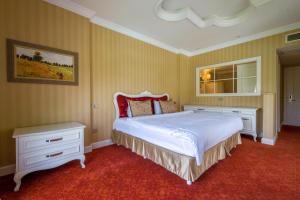 Postel nebo postele na pokoji v ubytování Grand Gocek Hotel