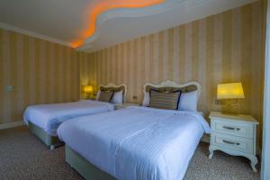 Postel nebo postele na pokoji v ubytování Grand Gocek Hotel