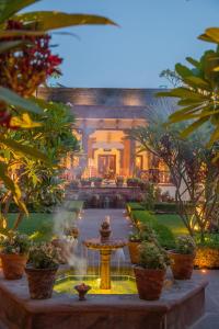 a fountain in the middle of a garden with plants at Daspan House in Jodhpur