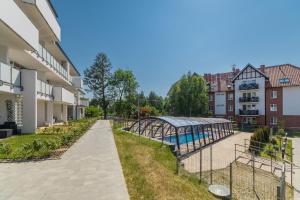 - une vue sur la piscine dans un bâtiment dans l'établissement Apartamenty Mierzeja NCNK Baltic Garden Sztutowo, à Sztutowo
