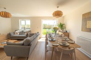 uma sala de estar com uma mesa e um sofá em The Bright House, St Eval - near Padstow, Mawgan Porth, Watergate, Bedruthan & Porthcothan em Saint Ervan