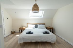 a bedroom with a bed with two towels on it at The Bright House, St Eval - near Padstow, Mawgan Porth, Watergate, Bedruthan & Porthcothan in Saint Ervan